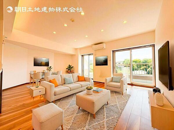 お天気が晴れの日は照明をつけなくても充分明るいリビングです！どこか落ち着きのある広々とした内装です！皆で過ごす空間が、目に浮かんでくる様な優しいリビングダイニングです！くつろいだり楽しい時間を是非！