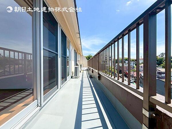 【バルコニー】太陽の光と爽やかな風でお洗濯物は気持ちいいです。