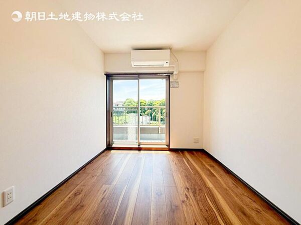 採光を確保した明るい室内は風通しも良く穏やかな時が流れます！様々な生活スタイルにも対応可能な間取り。採光もアクセントの一つとして。この明るい好みの空間で読書をしたり、音楽を聞いたりと一人の時間も充実！