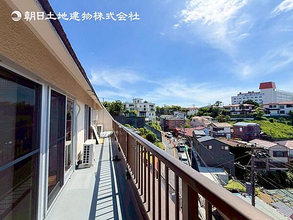【バルコニー】思わず大きく深呼吸したくなるバルコニー！空が青く、近く、広く感じる事が出来ます。