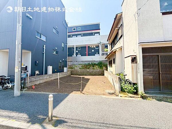 開放感があり日当りも良好です！目の前に広がる開放感とゆとり。暮らしの夢を育む住まいがここにあります！穏やかな風と陽光を導き、プライバシーに配慮された設計プランで居住性を一段と心地よいものにしています！