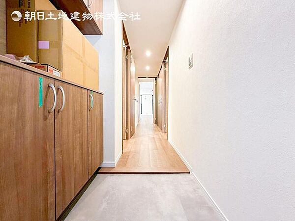 【玄関】明るく広い玄関には収納力に優れたシューズボックス。　靴をスッキリと整頓することができます。