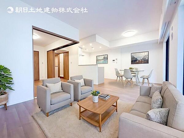 お天気が晴れの日は照明をつけなくても充分明るいリビングです！どこか落ち着きのある広々とした内装です！皆で過ごす空間が、目に浮かんでくる様な優しいリビングダイニングです！くつろいだり楽しい時間を是非！