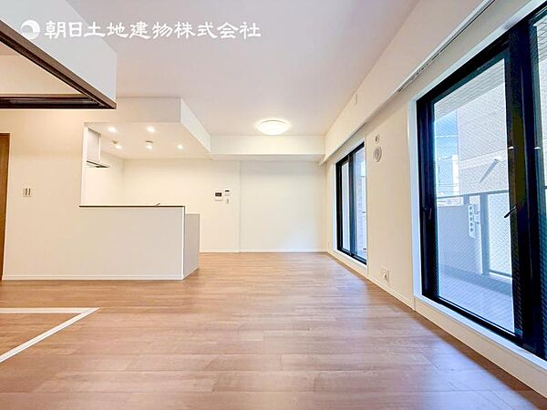 リビングにあふれる採光と心地よい風のつどう調和された空間！！生活を彩る充実した日々が過ごせそうです。家族の滞在期間が長くなることを予測して、設計士が思いと工夫をこらした自慢のリビングダイニング！！！