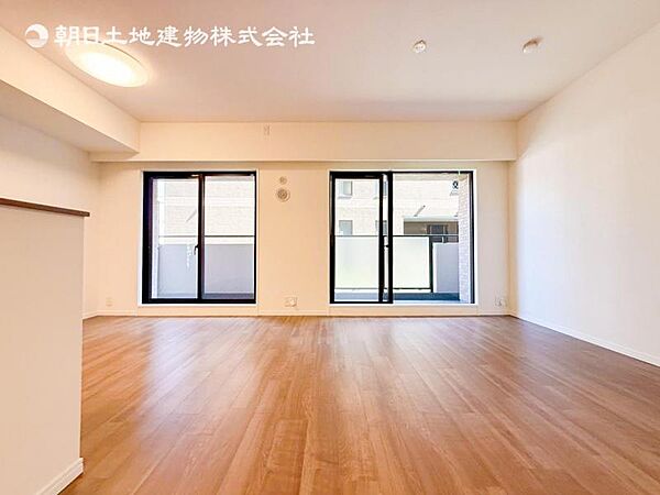 開放感とプライベート感が見事に両立されたリビングダイニング！通常では相反するファクターがともにそろうと極上のくつろぎ空間が生まれます。だれにも譲りたくない至福の空間で過ごす日々は生活をより豊かにします