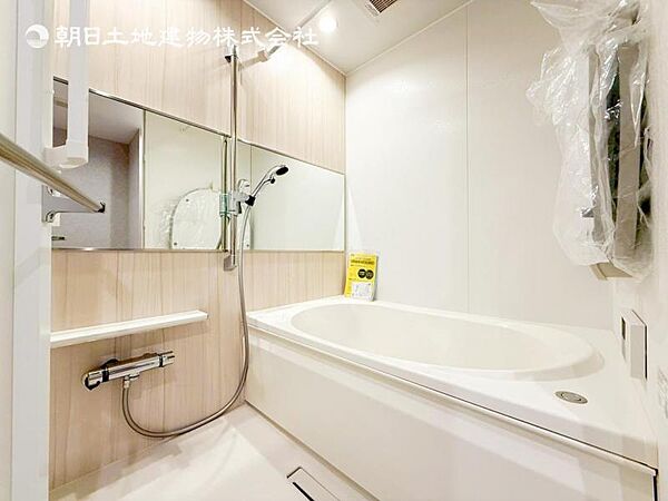 【浴室】使いやすい最新システムバスににリフォーム済みです。ご入居時から気持ちよくお使いいただけます。