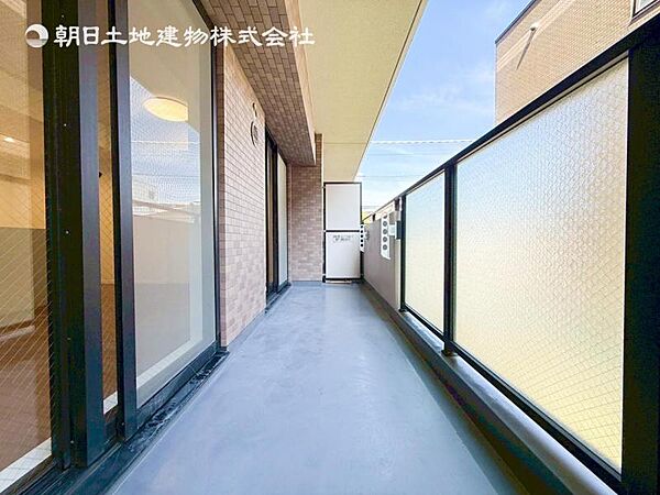 【バルコニー】ワイドスパンのバルコニー！奥行きがあるタイプ！洗濯物が沢山干せて陽はいっぱいあたります