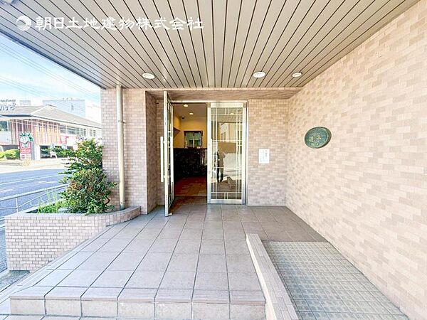 【エントランス】重厚感の溢れるエントランスはマンションの顔！帰宅時、来客時に誇れる空間を演出します！