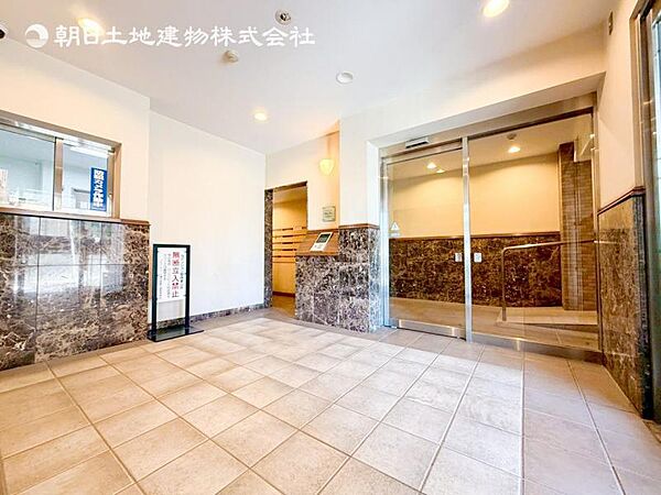【エントランス】重厚感の溢れるエントランスはマンションの顔！帰宅時、来客時に誇れる空間を演出します！