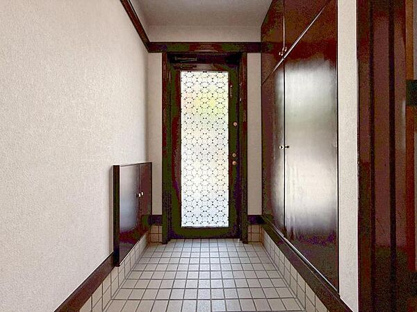 【玄関】明るく広い玄関には収納力に優れたシューズボックス。　靴をスッキリと整頓することができます。