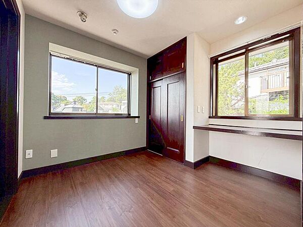 居室はひとり時間を過ごせる安らげるお部屋として活用できます！収納スペースあり！荷物が多くても十分！！ベッドや勉強机、テレビなどを置きたい場合におすすめ！！過ごす時間が長くてもゆったり過ごせそうですね！