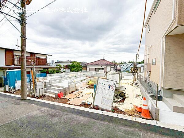 開放感があり日当りも良好です！目の前に広がる開放感とゆとり。暮らしの夢を育む住まいがここにあります！穏やかな風と陽光を導き、プライバシーに配慮された設計プランで居住性を一段と心地よいものにしています！