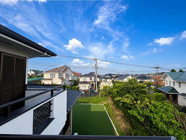 陽当りを加味した場所に配置したバルコニーは多くの衣類と布団を同時に干せるほどの広さを確保しました。しっかりと陽、風を浴びて乾かしてくれます。