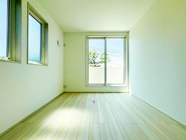 【洋室】大きな窓からたっぷりと陽光が注がれる明るい空間です。家族の成長に対応できる永住仕様の間取り！