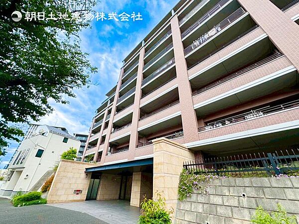 開放感があり日当りも良好です！目の前に広がる開放感とゆとり。暮らしの夢を育む住まいがここにあります！穏やかな風と陽光を導き、プライバシーに配慮された設計プランで居住性を一段と心地よいものにしています！