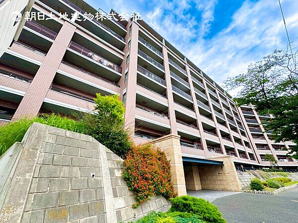 緑に恵まれたエリアで、自然に包まれた穏やかな暮らしを実現！！緑の潤いを感じながらホッと生活できそう。四季の移り変わりを感じられる贅沢な空間で、暮らしの夢を育む、あらたな住生活をスタートしてみませんか？