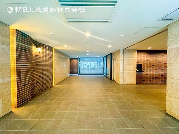 【エントランス】重厚感の溢れるエントランスはマンションの顔！帰宅時、来客時に誇れる空間を演出します！