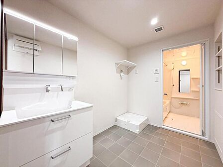 【洗面・脱衣所】使いやすい最新の洗面台にリフォーム済みです。ご入居時から気持ちよくお使いいただけます 