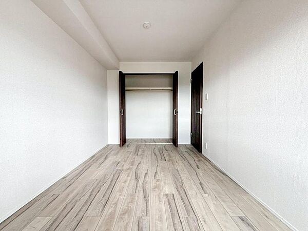 居室はひとり時間を過ごせる安らげるお部屋として活用できます！収納スペースあり！荷物が多くても十分！！ベッドや勉強机、テレビなどを置きたい場合におすすめ！！過ごす時間が長くてもゆったり過ごせそうですね！