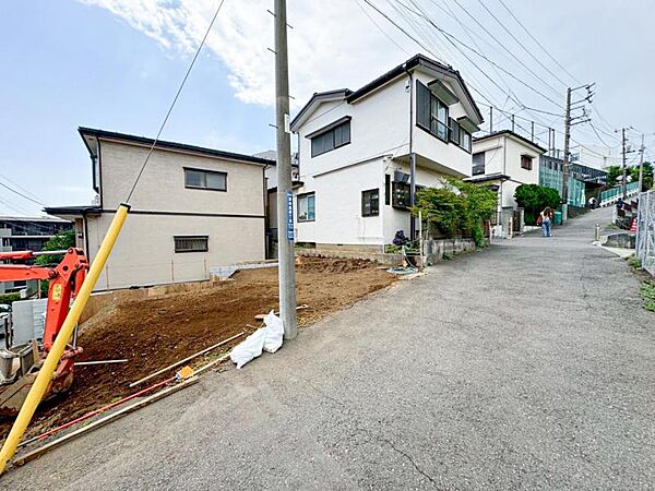 開放感があり日当りも良好です！目の前に広がる開放感とゆとり。暮らしの夢を育む住まいがここにあります！穏やかな風と陽光を導き、プライバシーに配慮された設計プランで居住性を一段と心地よいものにしています！