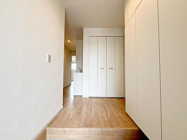 【玄関】多くの人を迎えるから心地のよい空間にしたいですね。　玄関周りをスッキリとできる大容量収納
