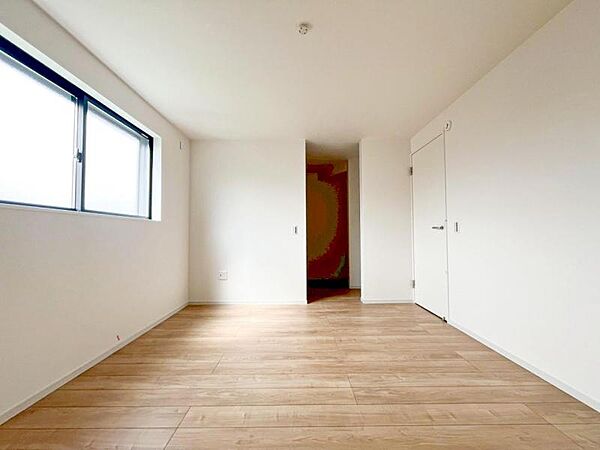 穏やかな寛ぎあじわえるお部屋では有意義な時間がつくれます！！大きな窓からと陽光が注がれる明るい空間！光もアクセントの一つとして。一人時間も充実したものにできるプライベートルームは日々を豊かにします！！