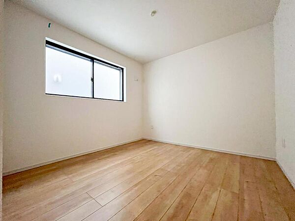 居室はひとり時間を過ごせる安らげるお部屋として活用できます！収納スペースあり！荷物が多くても十分！！ベッドや勉強机、テレビなどを置きたい場合におすすめ！！過ごす時間が長くてもゆったり過ごせそうですね！