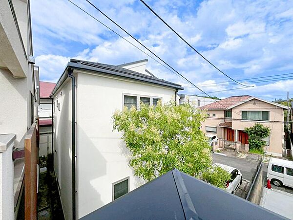 【バルコニー】思わず大きく深呼吸したくなるバルコニー！空が青く、近く、広く感じる事が出来ます。