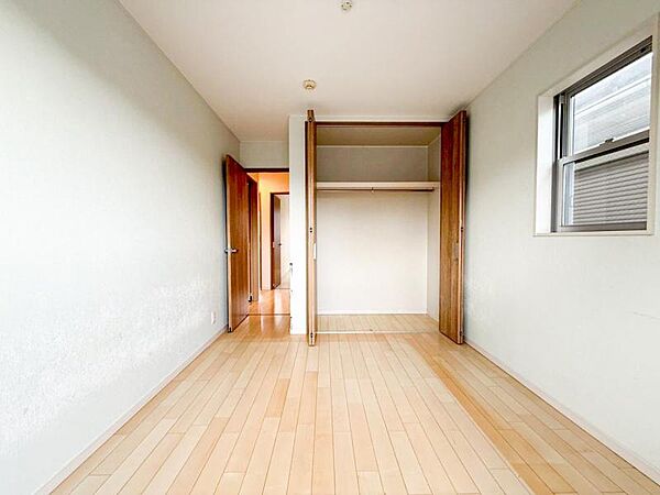居室はひとり時間を過ごせる安らげるお部屋として活用できます！収納スペースあり！荷物が多くても十分！！ベッドや勉強机、テレビなどを置きたい場合におすすめ！！過ごす時間が長くてもゆったり過ごせそうですね！