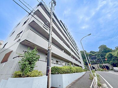 外観：家の良し悪しだけではなく周辺環境も重要なポイントとなります！ご案内時に周辺環境もご案内いたします！流行に左右されず将来にわたって価値が継続する佇まい！良好な住環境が保たれたエリアで新生活を過ごせます