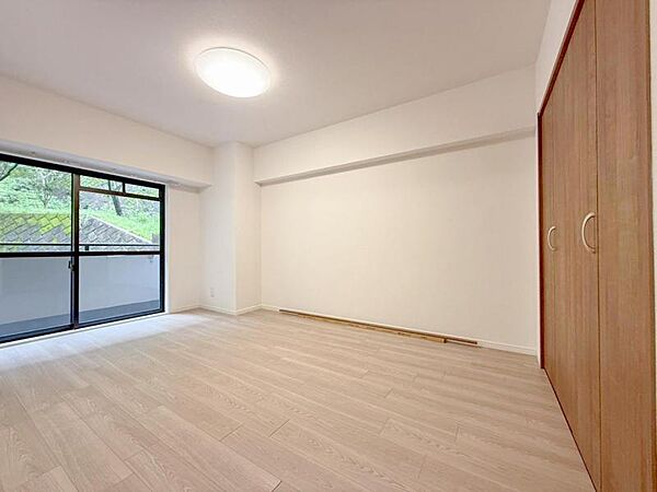 陽光がたっぷりと取り込め大きな窓で広々と安らげる快適空間です窓からの眺めは気持ち良い解放感ある光景！おだやかな寛ぎを届けるお部屋で、趣味などの時間も充実した時間をアイデアや工夫次第で過ごせそうですね！