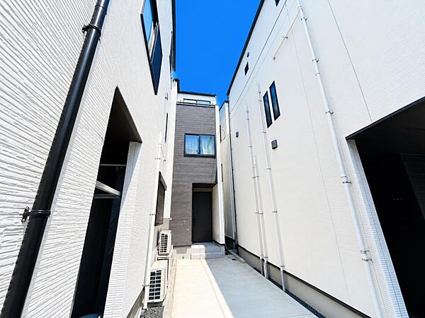 一戸建てを中心とした街並が続き、静かで落ち着いた住環境です。心地よいライフスタイルが実現できる予感。少しでも豊かに、快適に。そんな想いから生まれた本邸宅は、これから先のお住まいをきっと支えてくれます。