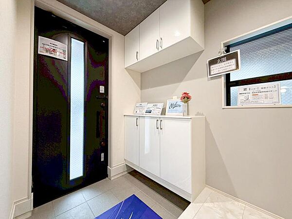 【玄関】明るく広い玄関には収納力に優れたシューズボックス。　靴をスッキリと整頓することができます。