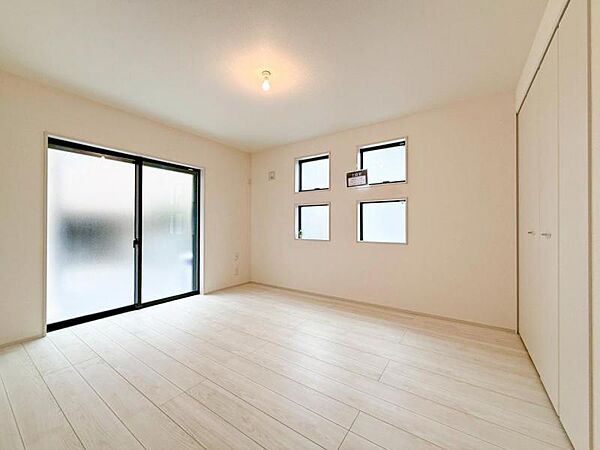 居室はひとり時間を過ごせる安らげるお部屋として活用できます！収納スペースあり！荷物が多くても十分！！ベッドや勉強机、テレビなどを置きたい場合におすすめ！！過ごす時間が長くてもゆったり過ごせそうですね！