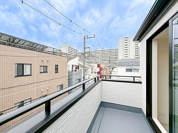 【バルコニー】思わず大きく深呼吸したくなるバルコニー！空が青く、近く、広く感じる事が出来ます。