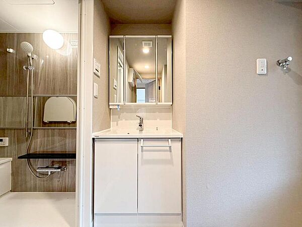 【洗面・脱衣所】使いやすい最新の洗面台にリフォーム済みです。ご入居時から気持ちよくお使いいただけます