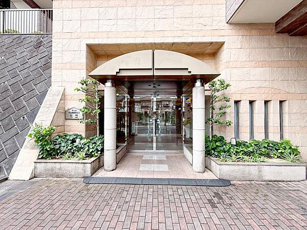 【エントランス】重厚感の溢れるエントランスはマンションの顔！帰宅時、来客時に誇れる空間を演出します！