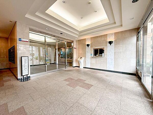 【エントランス】重厚感の溢れるエントランスはマンションの顔！帰宅時、来客時に誇れる空間を演出します！
