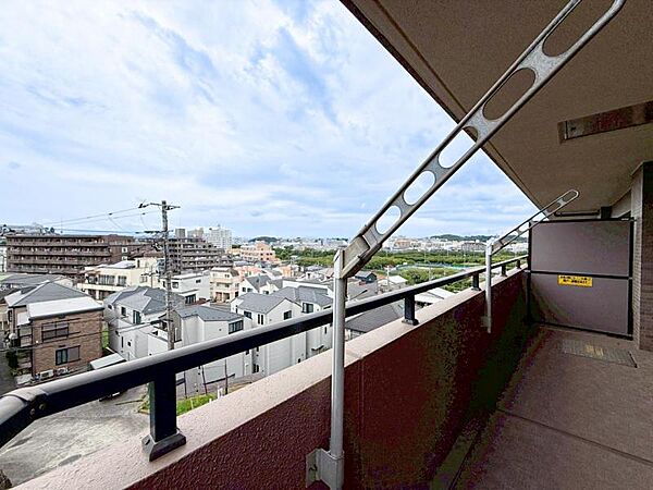 【バルコニー】思わず大きく深呼吸したくなるバルコニー！空が青く、近く、広く感じる事が出来ます。