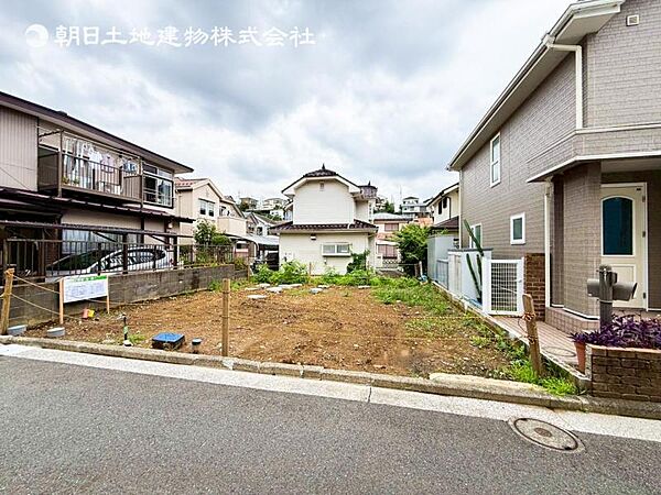 開放感があり日当りも良好です！目の前に広がる開放感とゆとり。暮らしの夢を育む住まいがここにあります！穏やかな風と陽光を導き、プライバシーに配慮された設計プランで居住性を一段と心地よいものにしています！
