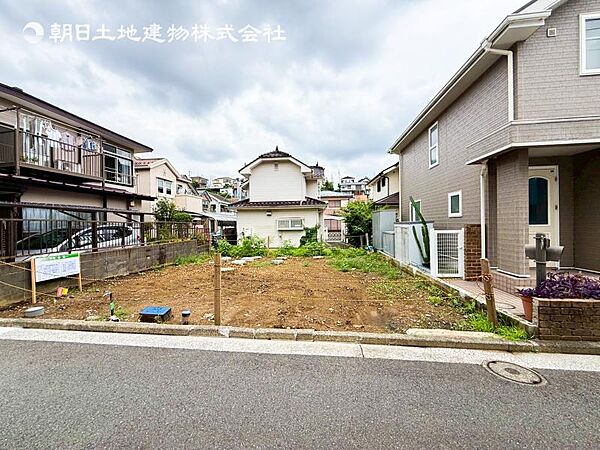 緑に恵まれたエリアで、自然に包まれた穏やかな暮らしを実現！！緑の潤いを感じながらホッと生活できそう。四季の移り変わりを感じられる贅沢な空間で、暮らしの夢を育む、あらたな住生活をスタートしてみませんか？