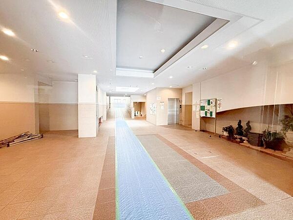 【エントランス】重厚感の溢れるエントランスはマンションの顔！帰宅時、来客時に誇れる空間を演出します！