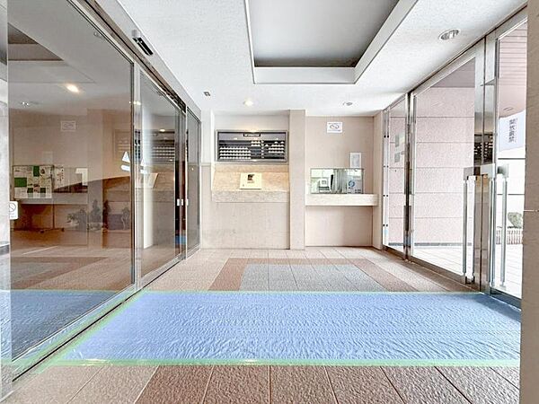 【エントランス】重厚感の溢れるエントランスはマンションの顔！帰宅時、来客時に誇れる空間を演出します！