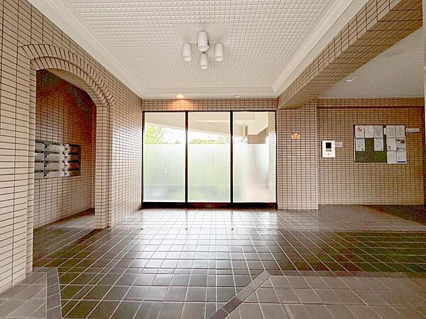 【エントランス】重厚感の溢れるエントランスはマンションの顔！帰宅時、来客時に誇れる空間を演出します！