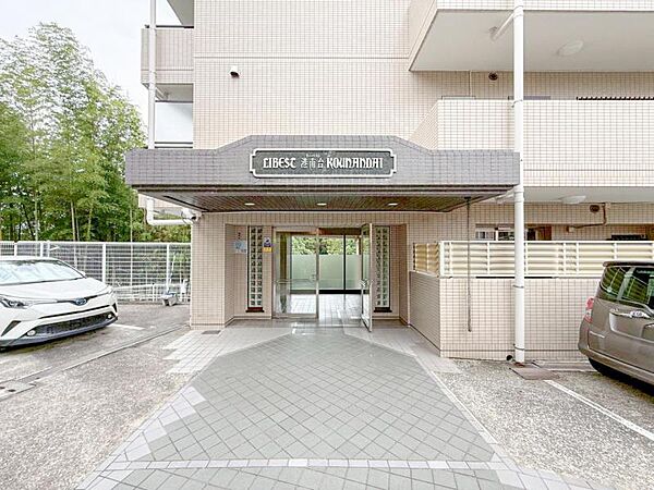 【エントランス】重厚感の溢れるエントランスはマンションの顔！帰宅時、来客時に誇れる空間を演出します！