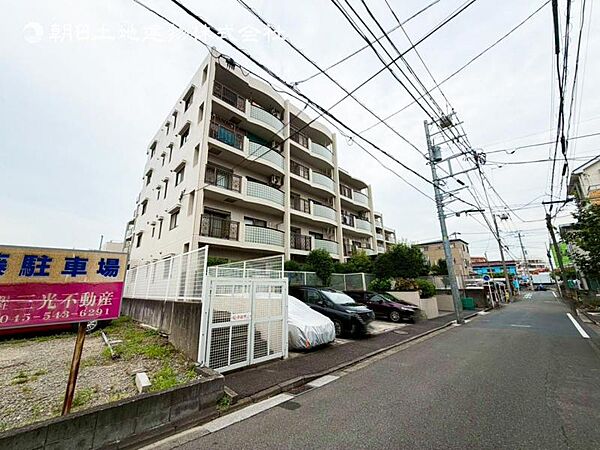 ●〇豊かな居住性とクオリティが見事に調和した住空間は住まう事の喜びを感じさせてくれます。見た目の良さだけではなく、建物の基礎や構造といった住まいの本質の部分から、住み心地や安全性を見つめ直しました〇●