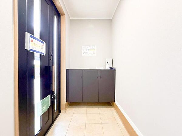 明るく広い玄関には収納力に優れたシューズボックス。　靴をスッキリと整頓することができます。