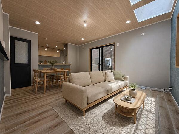 家族の会話や笑顔が行き交うリビングで、子供を走り回らせたい。ダイニングテーブルでゆったり食事を堪能。光と風が溢れる開放的なリビングダイニングには、くつろぎの空間を生み自然と家族みんなが集まってきます