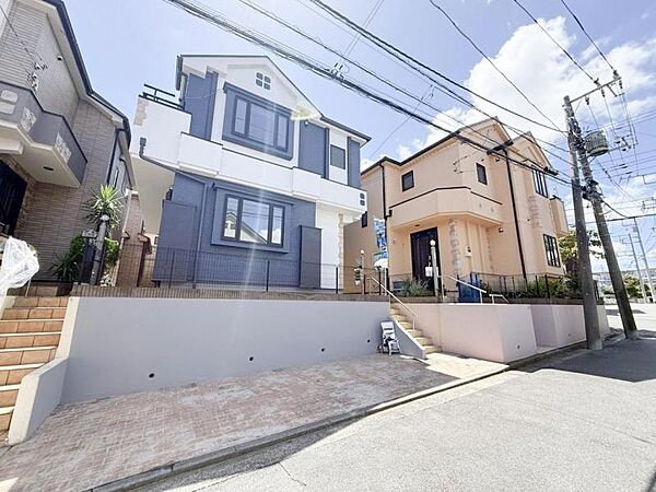 青空を背景にスタイリッシュな外観が住まう人に誇りを与えます。駅周辺施設も利用でき快適生活が送れます！四季を通じて自然と触れ合えるスポットが周辺には沢山あり、お散歩やジョギング週末の遊びにおすすめです。