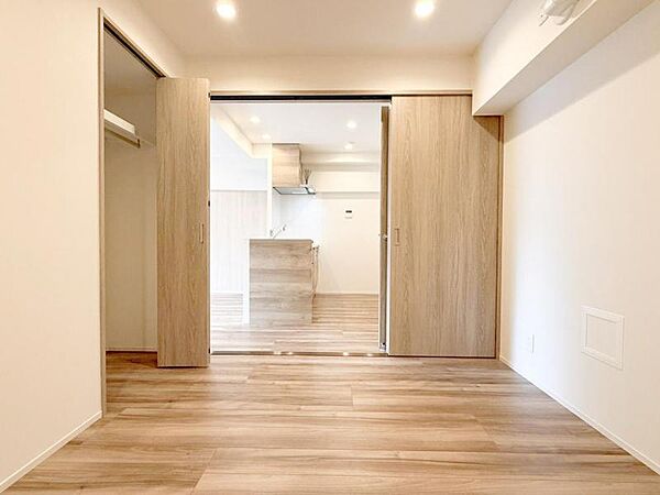 陽光がたっぷりと取り込め大きな窓で広々と安らげる快適空間です窓からの眺めは気持ち良い解放感ある光景！おだやかな寛ぎを届けるお部屋で、趣味などの時間も充実した時間をアイデアや工夫次第で過ごせそうですね！